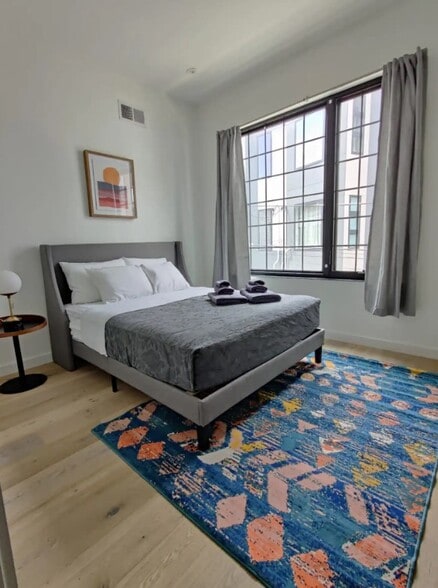 Building Photo - 1417 N Hope St