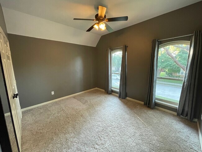Unfurnished Room - 328 Auburn Way
