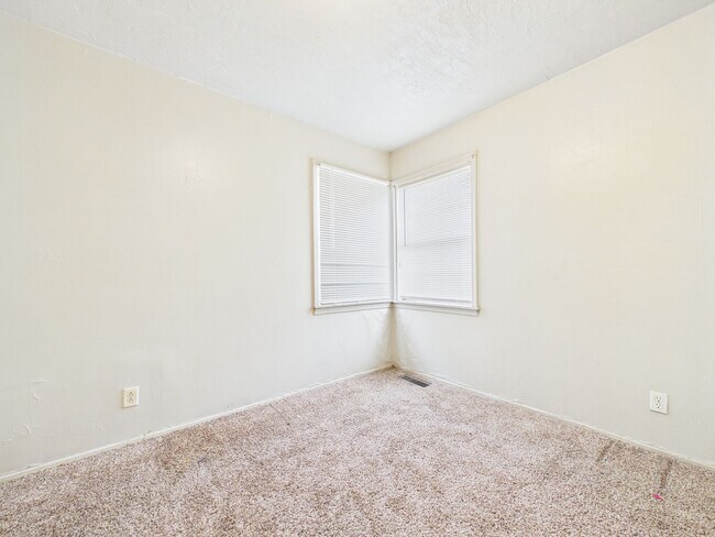 Building Photo - 2 Bedroom 1 bathroom Home