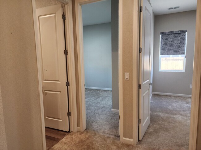 Building Photo - Large- single story home in the Stonebrook area of Sparks, NV.