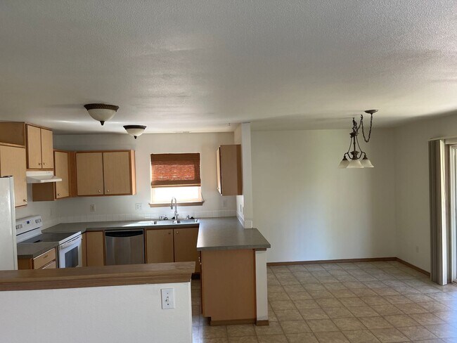 Building Photo - Large Puyallup rental 4 bedroom