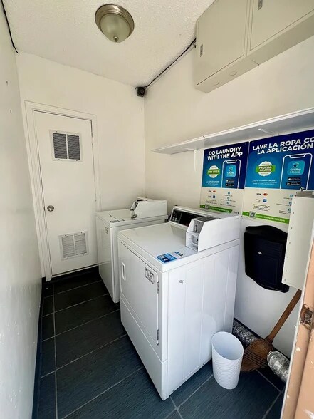 Building Photo - 15025 Burbank Blvd