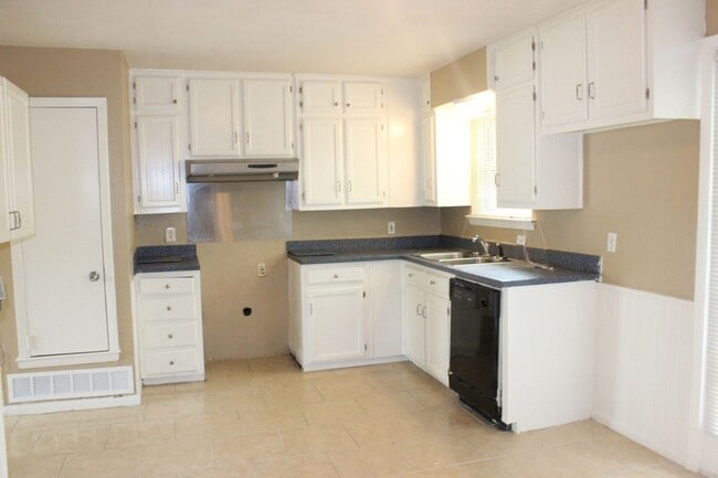 Building Photo - MESQUITE 3 bedroom home with hardwood floors!