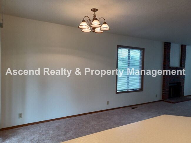 Building Photo - Ready Immediately Summer Lake 3 Bed on Corner Lot, Fenced Yard, Primary Bed on Main Level 1 Small...