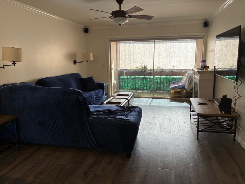 Living room - 25718 Hogan Dr