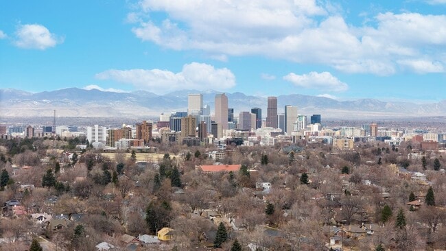 Building Photo - Lovely 3 bed/2 bath home w/2 car garage