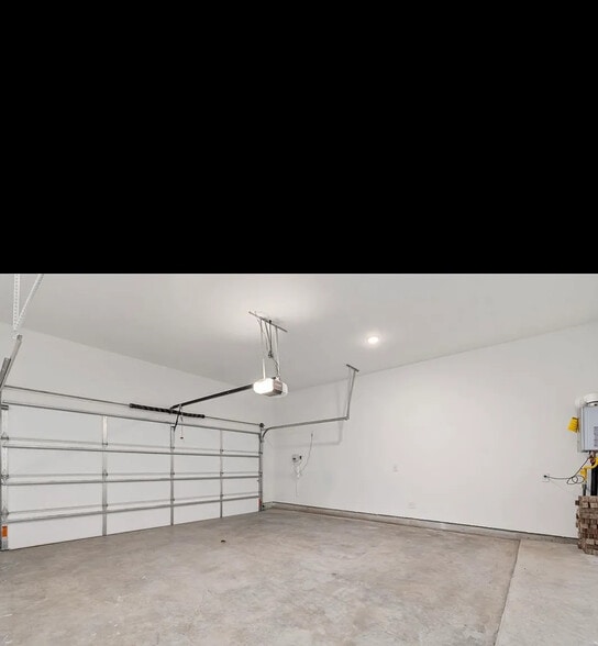 Building Photo - Room in House on Jones Dr