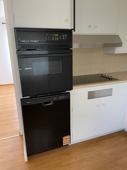 Primary Photo - 300 Cortland Ave