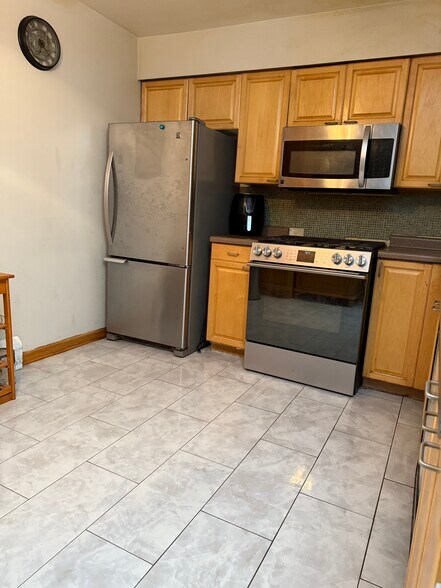 Building Photo - 685 E Fullerton Ave