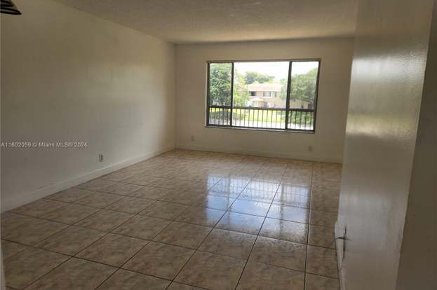 Building Photo - 9962 Twin Lakes Dr