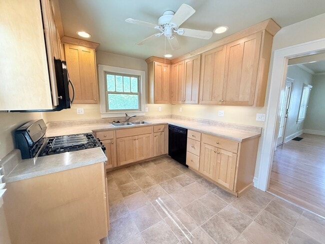 Building Photo - Beautifully updated 2 bed/2 bath in Bloomi...