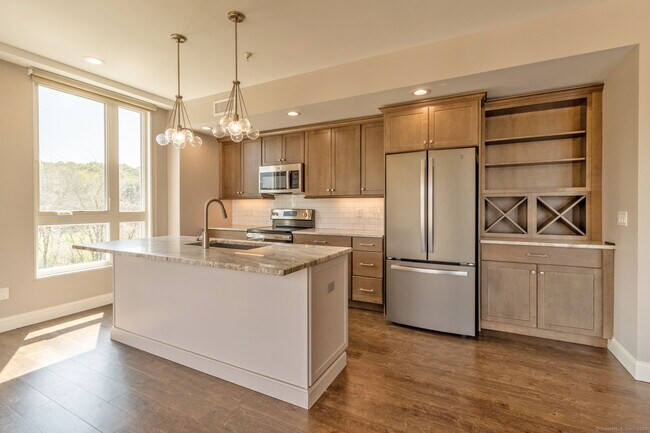 Building Photo - 11 Edgewater Cir