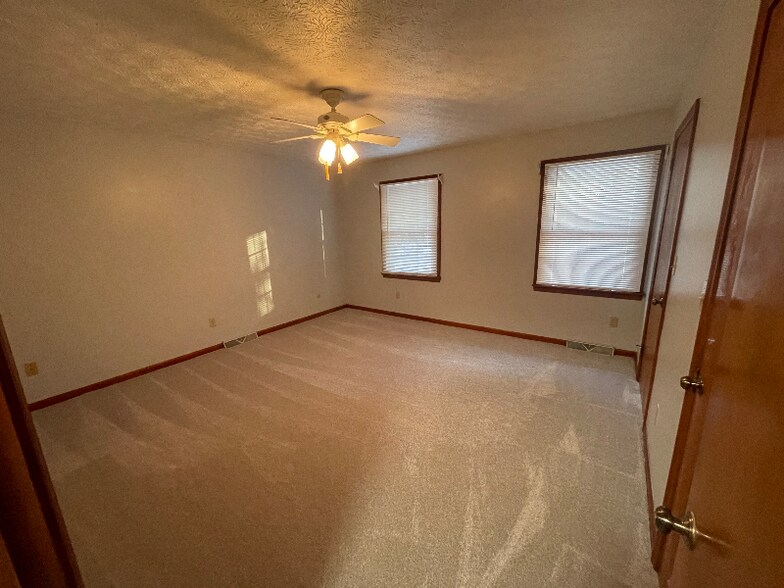 Building Photo - 1372 Red Tail Hawk Dr