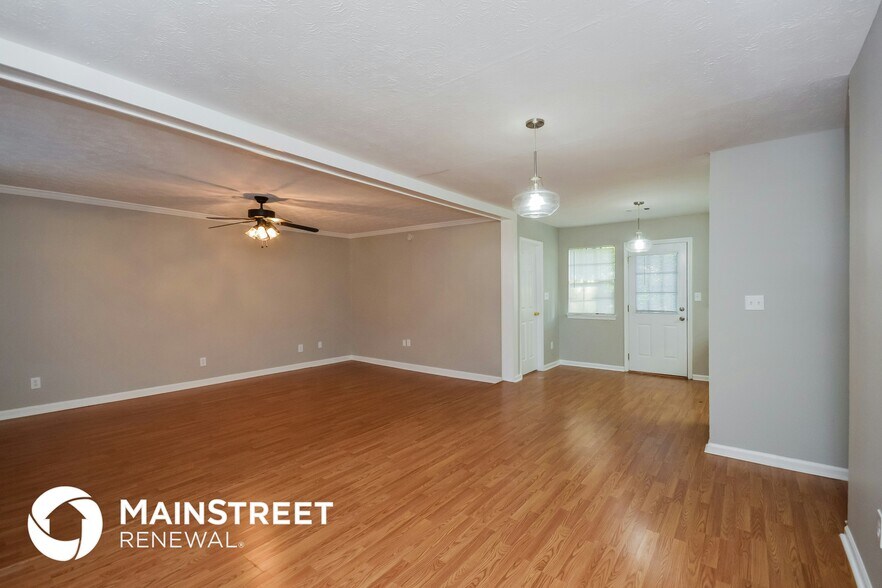 Building Photo - 619 Lakeridge Cir SE