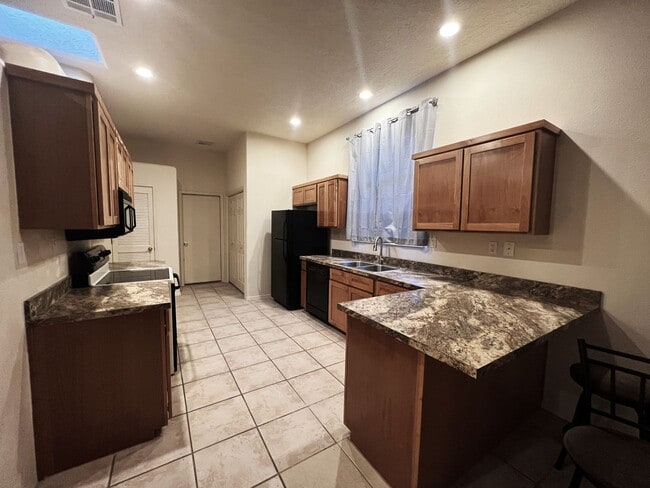 Building Photo - Beautiful 3 Bed 2 Bathroom home with Large Backyard