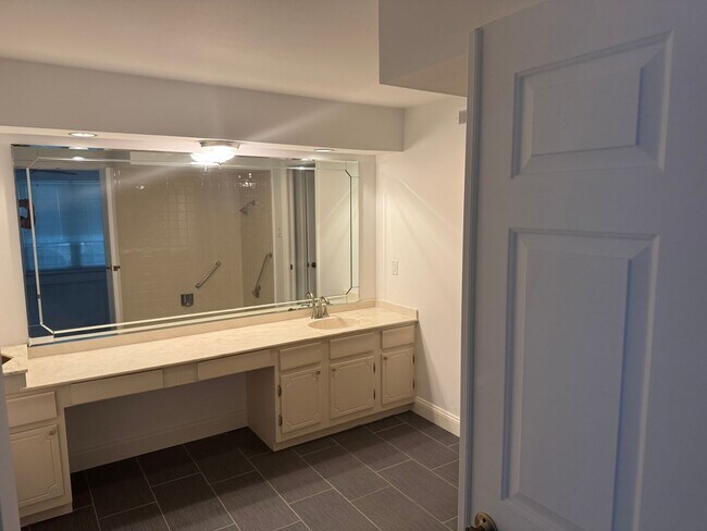 Building Photo - Spacious Well Kept Condo in West County (B...