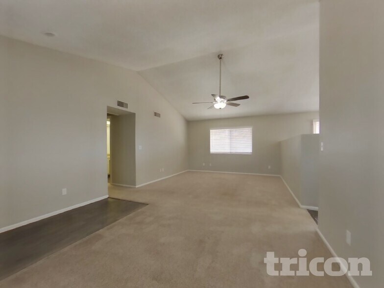 Building Photo - 1010 W Blackhawk Dr