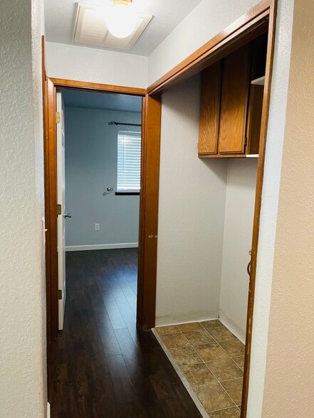 Washer & Dryer Connection - 906 N 34th Ave