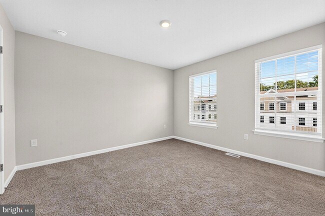 Building Photo - 157 Essex Dr