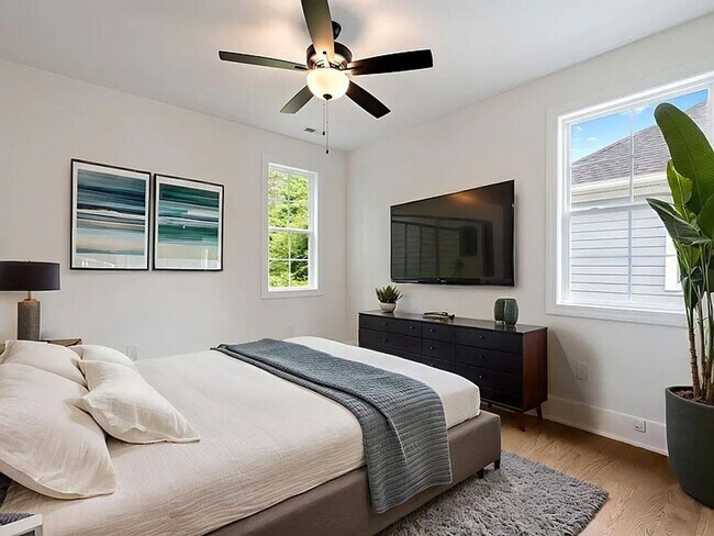 Building Photo - 711 N Main St