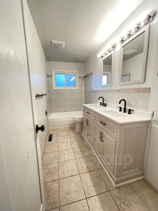 Building Photo - 209 Everett Dr