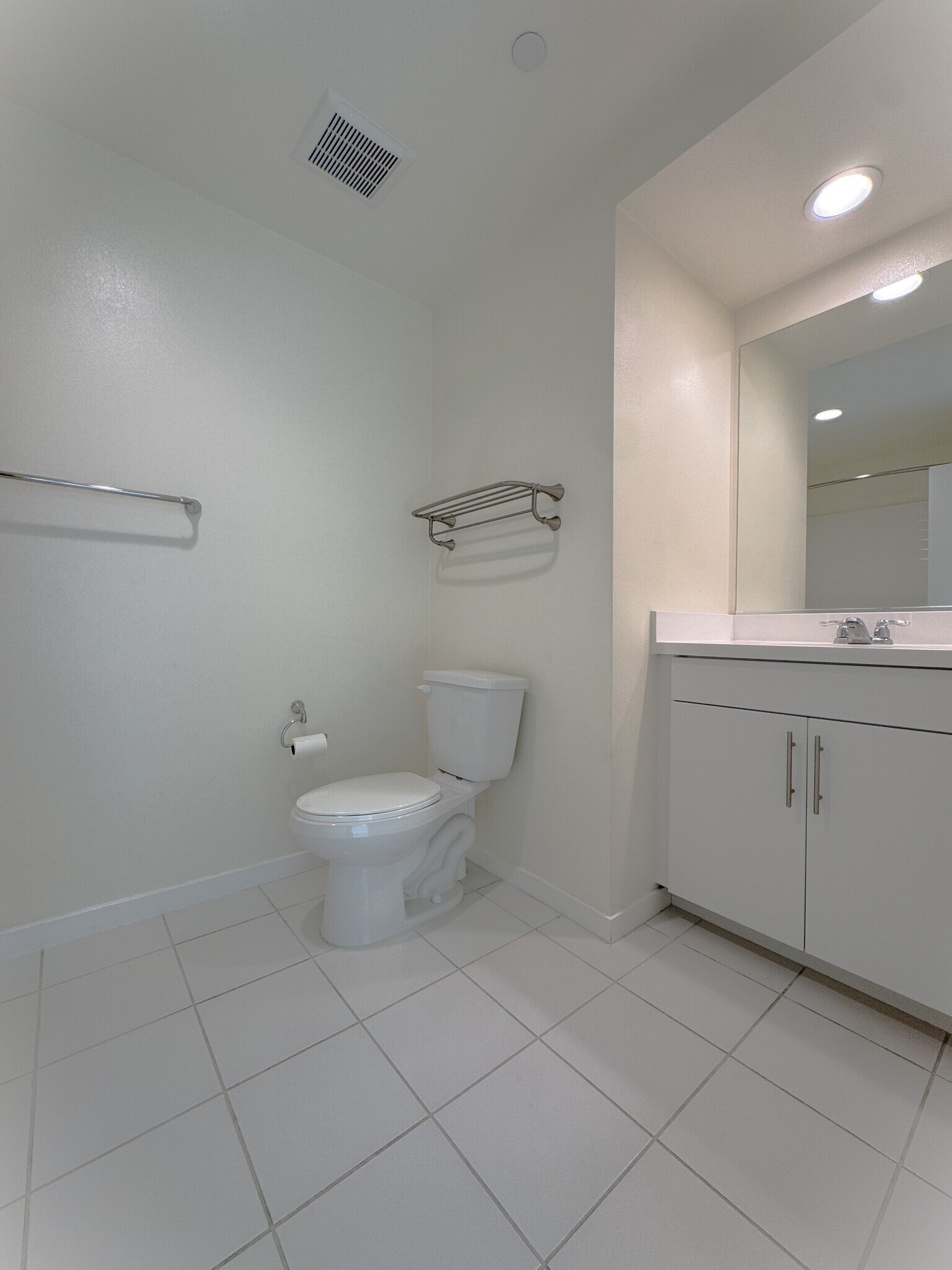 Main Floor en-suite/full bath - 2729 Sunrise Way