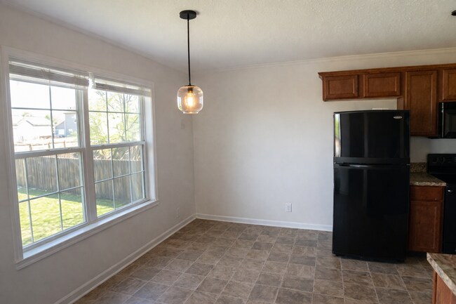 Building Photo - $1800 3 Bedrooms 2.5 Bath Brick Home with a bonus room!