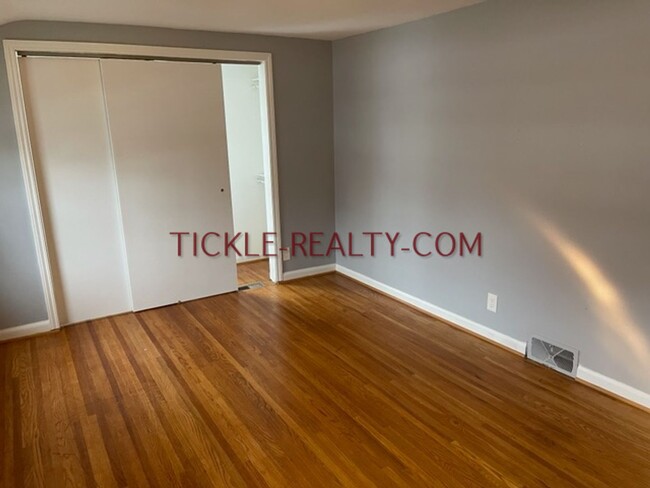 Building Photo - 3 Bedroom, 1 Bath, Central Air, Garage, Fu...