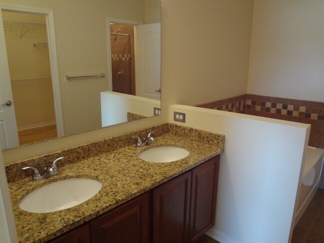 Building Photo - Beautiful 3BR Home in Mallory Square, Lawn Care Included