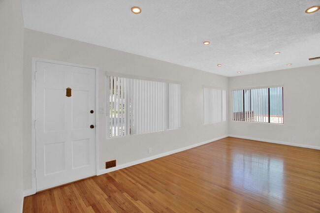 Building Photo - 746 N Catalina St
