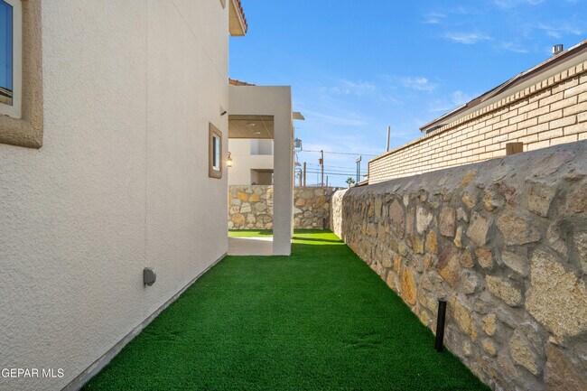 Building Photo - 6305 Palo Verde Pl