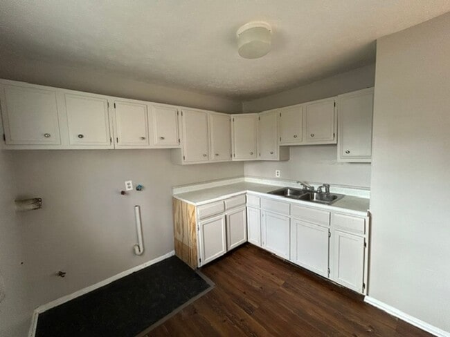 Building Photo - 138 Mendel Ct