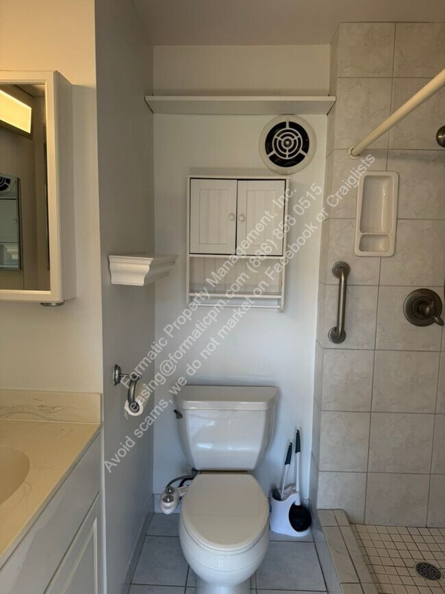 Building Photo - Pet Friendly 2-Bedroom With in Unit Laundry Apartment with Pool & Covered Parking in Honolulu!