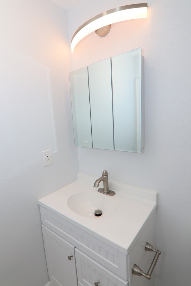 Building Photo - 1231 E 53rd St