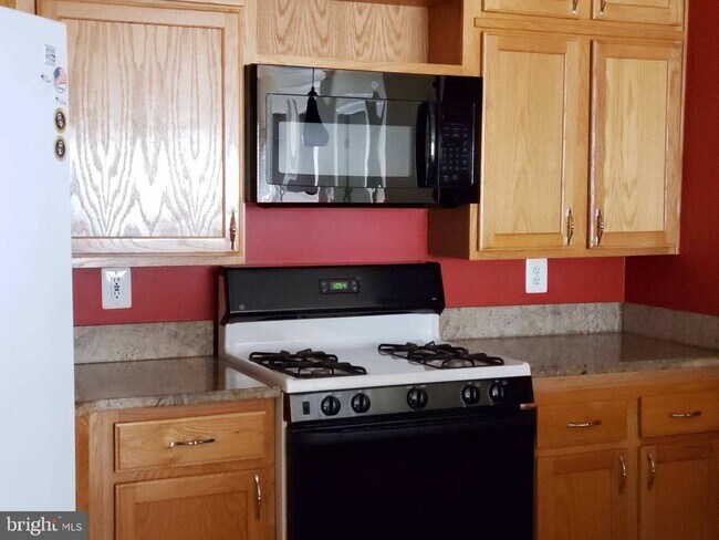 Building Photo - 21855 Locomotive Terrace