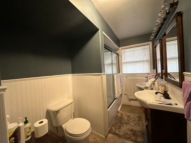 Building Photo - Fantastic 4 Bedroom 2 Bath Northside Home