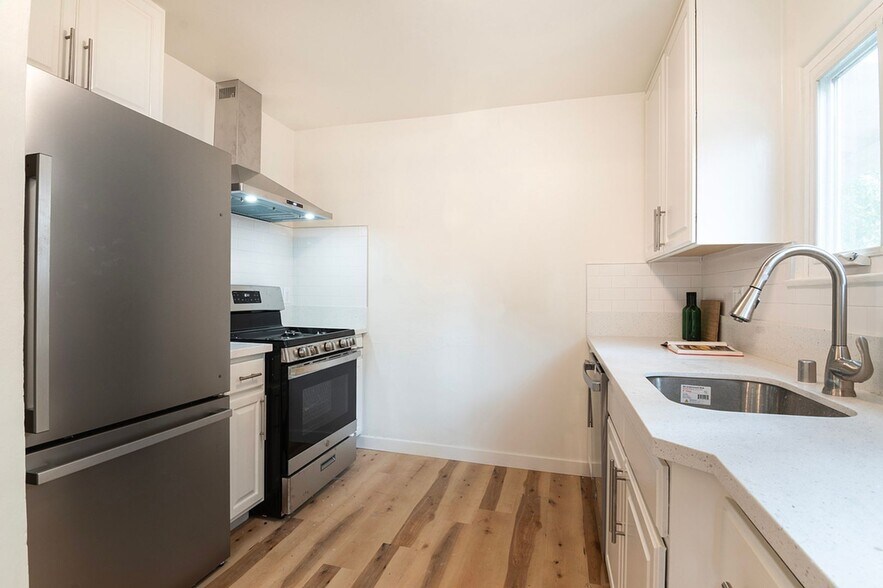 Building Photo - 15946 Hart St