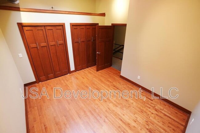 Building Photo - 208 E 4th St