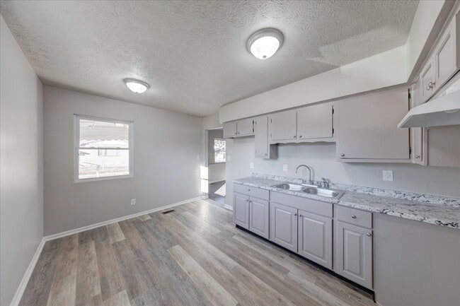 Building Photo - 1367 W Pruitt St