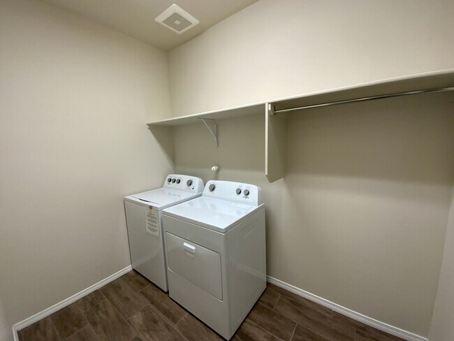 Building Photo - 4 Bedroom Single Story Home Available Near...