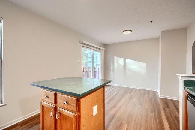 Building Photo - 9847 Bale Ct