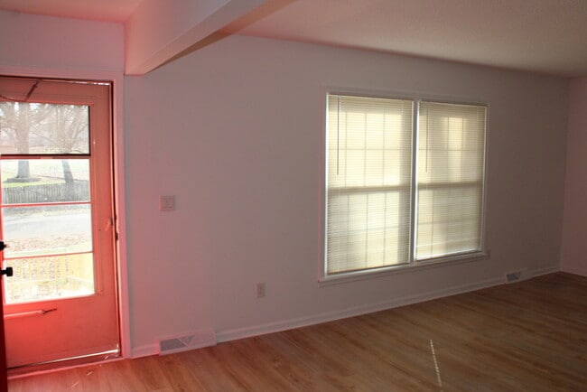 Building Photo - Spacious 5-bedroom, 2.5 full-bath home located in Shawnee, KS