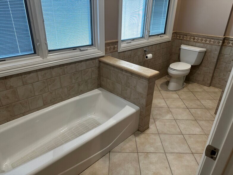 Building Photo - 5560 Buffalo Ave