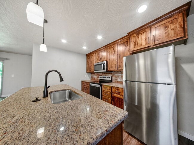 Building Photo - 1420 S Treetop Ct