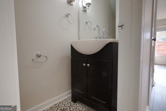 Building Photo - 587 Wedgewood Dr