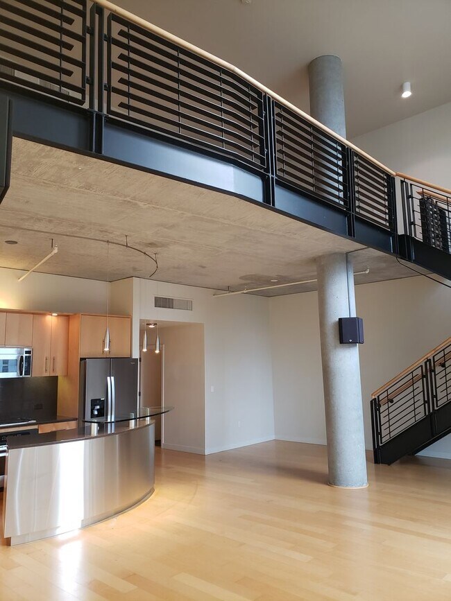 Building Photo - Wonderful Two story Penthouse Condo! Water...