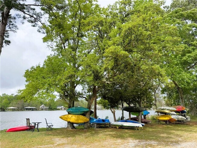 Building Photo - 207 Riverbend Dr