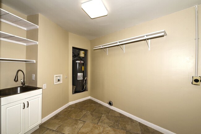 Building Photo - Stylish and Spacious 4-Bedroom Home PLUS C...