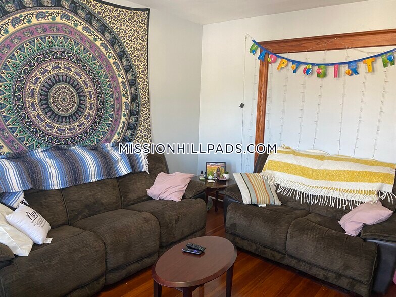 Building Photo - 2 Hillside St