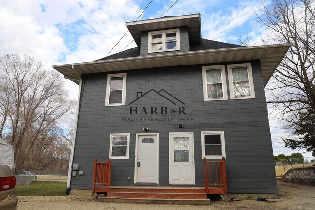 Building Photo - 11th Avenue NE Duplex